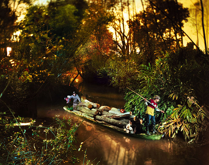 A paraguayan immigrant travels together with an argentinian islander, who is his employer. They are loading 3 tons of Willows, taking them to the principal port of the Delta in order to sell the wood.