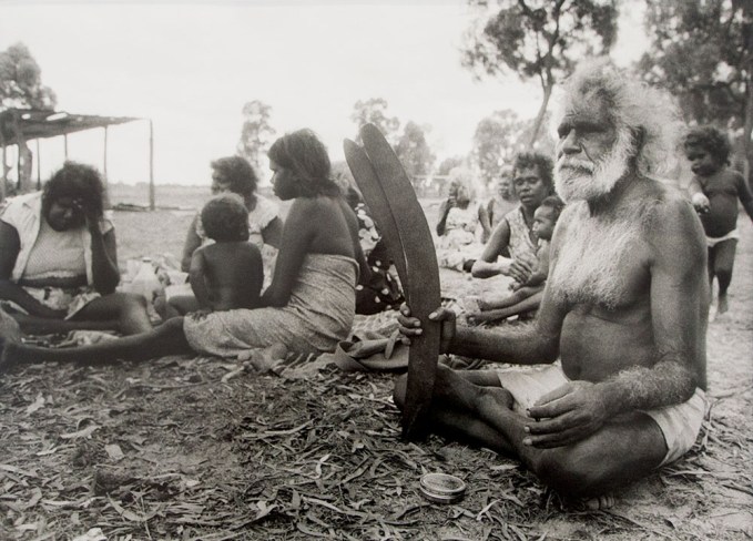 PHOTO Juno Gemes. "Lindsay (Spider) Roughsey on the Bora Ground with women of his clan, Mornington Island, 1978"