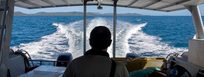 Les takes a last look as we leave the island behind...
