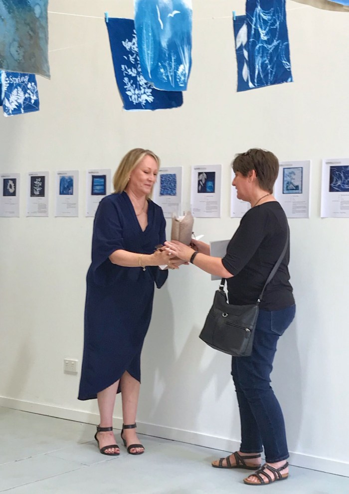 Gail thanks LeAnne PHOTO: Keiko Goto